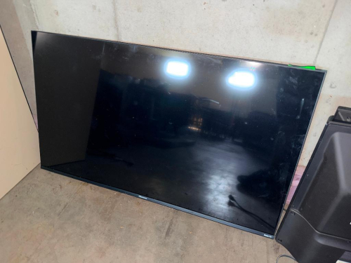 HISENSE 43" LED LCD FLAT SCREEN TELEVISION WITH BLACK CABINET AND HDMI CONNECTIVITY.