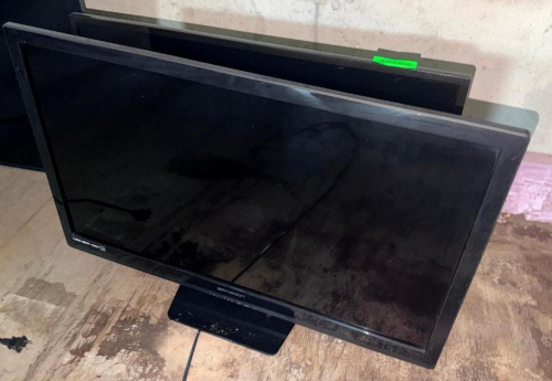 EMERSON 32" LED FLAT SCREEN TELEVISION WITH BLACK CABINET AND PEDESTAL BASE.