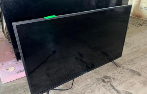 HISENSE 40" LED LCD FLAT SCREEN TELEVISION WITH SLIM BLACK BEZEL AND DUAL LEG STAND.