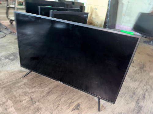 HISENSE 40" LED LCD FLAT SCREEN TELEVISION WITH SLIM BLACK BEZEL AND DUAL LEG STAND.