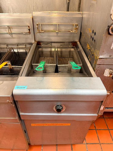 FRYMASTER COMMERCIAL NATURAL GAS DEEP FRYER WITH STAINLESS STEEL CABINET, OPEN FRYPOT, DUAL FRY BASKETS, MANUAL TEMPERATURE CONTROL, AND FRONT ACCESS SERVICE COMPARTMENT.
