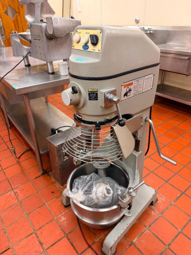 GLOBE / SP30 30-QUART FLOOR PLANETARY MIXER WITH STAINLESS STEEL MIXING BOWL, SAFETY BOWL GUARD, GEAR-DRIVEN MIXING HEAD, MANUAL BOWL LIFT, START/STOP CONTROLS, AND 15-MINUTE TIMER. INCLUDES MIXING ATTACHMENTS AND COMPONENTS SHOWN