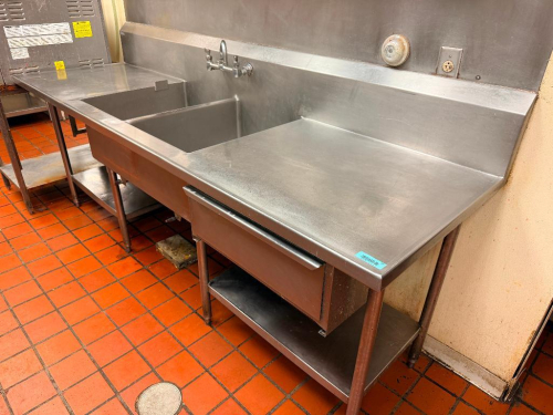 100" STAINLESS STEEL DOUBLE-COMPARTMENT SINK WITH INTEGRAL LEFT AND RIGHT DRAINBOARDS, HIGH BACKSPLASH, WALL-MOUNTED FAUCET, DUAL DRAINS, TUBULAR LEGS, AND LOWER UNDERSHELVES