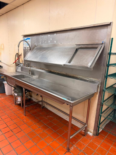RIGHT SIDE STAINLESS STEEL SOILED DISH TABLE / PRE-RINSE SINK ASSEMBLY WITH INTEGRAL SINK BASIN, LARGE DRAINBOARD/WORK SURFACE, HIGH BACKSPLASH, WALL-MOUNTED OVER SHELF, SLANTED DISH RACK STORAGE SHELF, PRE-RINSE SPRAYER AND WASTE DISPOSER.