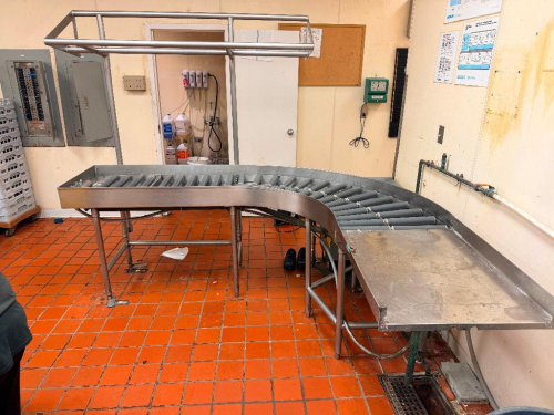 LEFT SIDE STAINLESS STEEL CLEAN TABLE W/ 90-DEGREE CURVED ROLLER CONVEYOR / DISH TABLE ASSEMBLY WITH GRAVITY ROLLERS, STRAIGHT INFEED AND OUTFEED SECTIONS, INTEGRAL STAINLESS STEEL DRAINBOARD, RAISED PERIMETER EDGES, TUBULAR STAINLESS STEEL LEGS AND OVERH