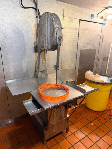 BUTCHER BOY FLOOR-MODEL VERTICAL BAND SAW WITH STAINLESS STEEL WORK SURFACE, ADJUSTABLE PRODUCT GUIDE/FENCE, SLIDING PRODUCT CARRIAGE, BLADE GUARD AND ENCLOSED BASE. INCLUDES MULTIPLE SPARE BAND SAW BLADES AS PICTURED.