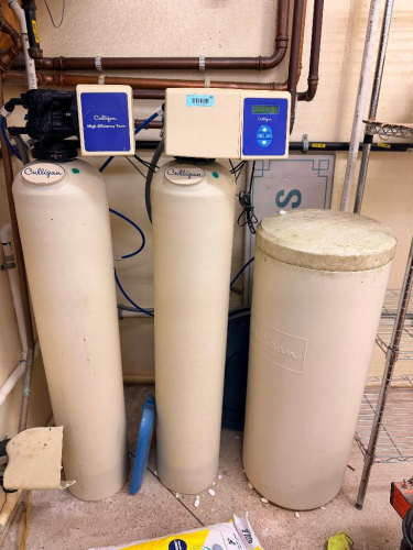 CULLIGAN HIGH EFFICIENCY TWIN WATER SOFTENER SYSTEM WITH DUAL MINERAL TANKS, AUTOMATIC TWIN CONTROL VALVE, DIGITAL CONTROLLER AND SEPARATE BRINE TANK