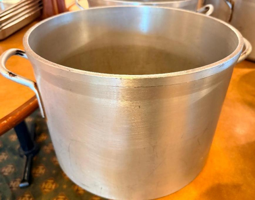 40 QT HEAVY-DUTY ALUMINUM STOCK POT WITH DUAL LOOP SIDE HANDLES. HEAVY-GAUGE ALUMINUM CONSTRUCTION WITH ROLLED TOP RIM.