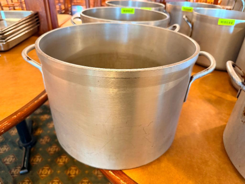 40 QT HEAVY-DUTY ALUMINUM STOCK POT WITH DUAL LOOP SIDE HANDLES. HEAVY-GAUGE ALUMINUM CONSTRUCTION WITH ROLLED TOP RIM.