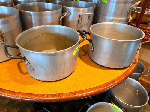 (2) ALUMINUM STOCK POT WITH DUAL LOOP SIDE HANDLES. HEAVY-GAUGE ALUMINUM CONSTRUCTION WITH ROLLED TOP RIM.