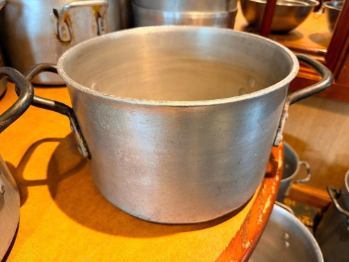 (2) ALUMINUM STOCK POT WITH DUAL LOOP SIDE HANDLES. HEAVY-GAUGE ALUMINUM CONSTRUCTION WITH ROLLED TOP RIM.