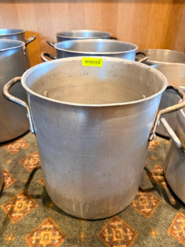 (3) ALUMINUM STOCK POT WITH DUAL LOOP SIDE HANDLES. HEAVY-GAUGE ALUMINUM CONSTRUCTION WITH ROLLED TOP RIM.