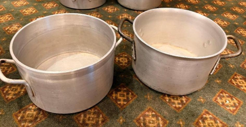 (4) FULL SIZE ROASTING PANS.