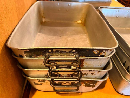 (4) FULL SIZE ROASTING PANS.