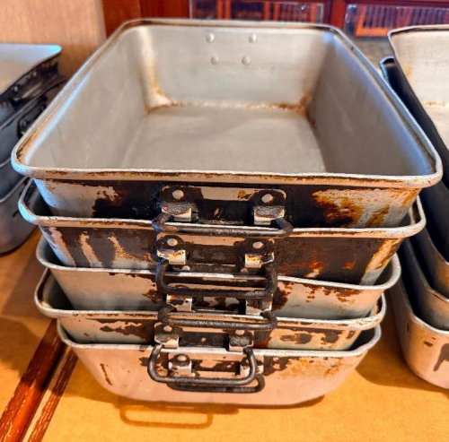 (5) FULL SIZE ROASTING PANS.