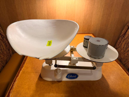 EDLUND VINTAGE BAKERS SCALE WITH WEIGHTS.
