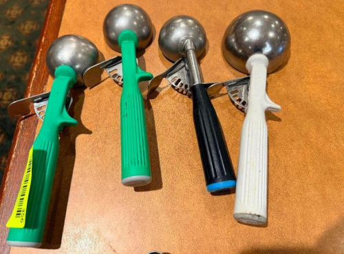 (4) STAINLESS PORTION SCOOPS.