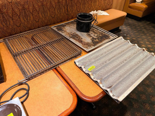 (1) LOT OF ASSORTED BAKING SHEETS AND DECKS