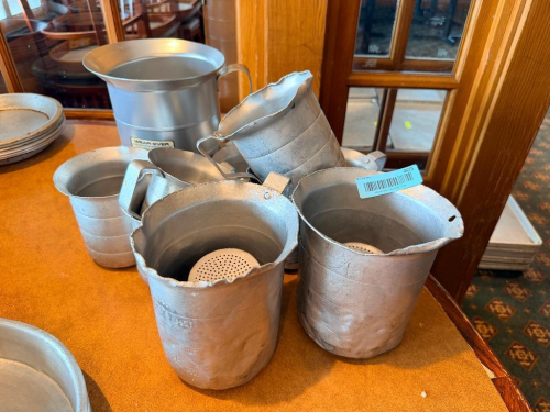 (1) LOT OF ASSORTED MEASURING CUPS.