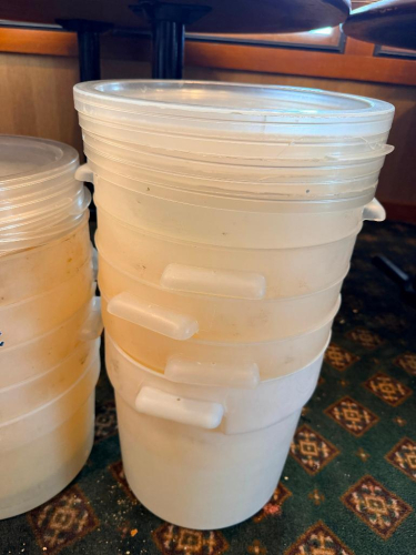 (4) 12 QT CONTAINERS W/ LIDS.