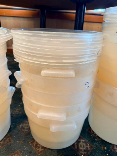 (4) 12 QT CONTAINERS W/ LIDS.