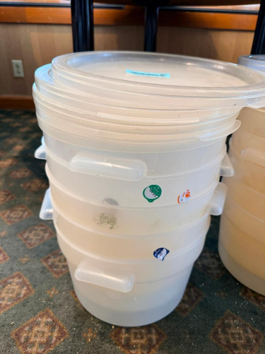 (4) 12 QT CONTAINERS W/ LIDS.
