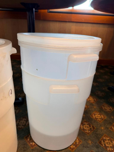 (2) 22 QT CONTAINERS W/ LIDS.