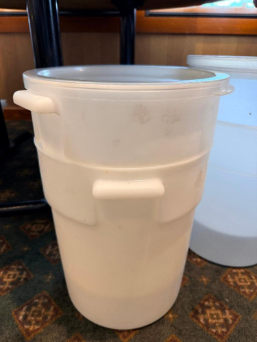 (2) 22 QT CONTAINERS W/ LIDS.