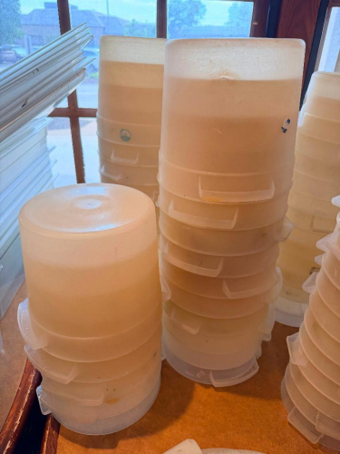 (10) 6 QT PLASTIC CONTAINERS.