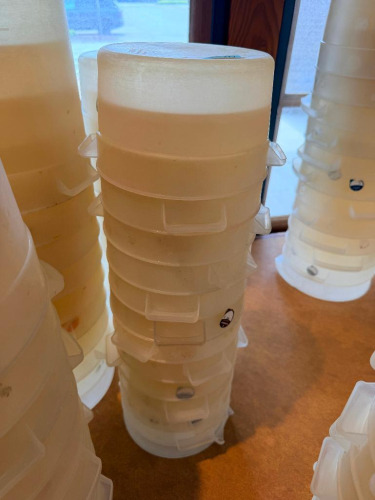 (10) 4 QT PLASTIC CONTAINERS.