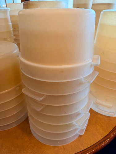 (8) 12 QT CONTAINERS W/ LIDS.