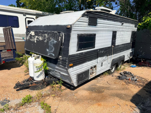 (1) TANDEM-AXLE TRAVEL CAMPER TRAILER WITH PROPANE TANKS