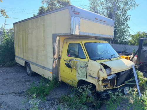 (1) CHEVROLET VANDURA 3500 CUTAWAY BOX TRUCK