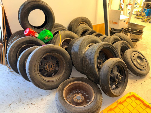 (1) ASSORTED LOT OF AUTOMOTIVE TIRES & WHEELS
