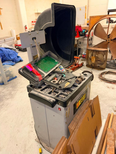 (1) AUTOMOTIVE WHEEL BALANCER