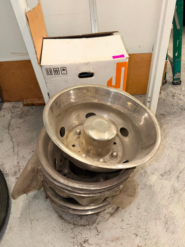 (1) ASSORTED LOT OF ALUMINUM VEHICLE WHEELS