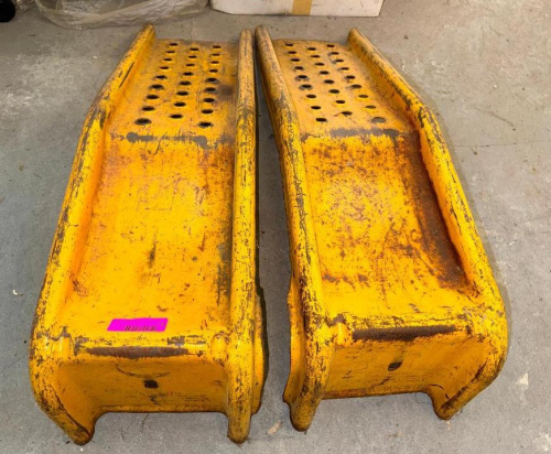 (2) HEAVY-DUTY STEEL VEHICLE RAMPS