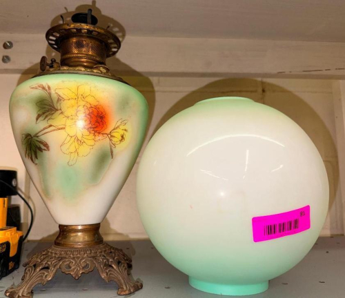 (1) VINTAGE FLORAL GLASS OIL LAMP WITH GLASS GLOBE
