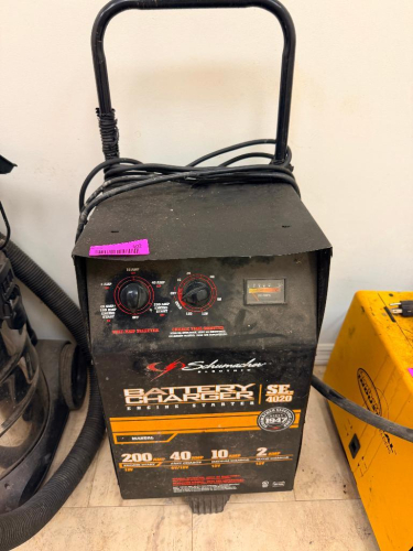 (1) SCHUMACHER BATTERY CHARGER / ENGINE STARTER &ndash; 200 AMP