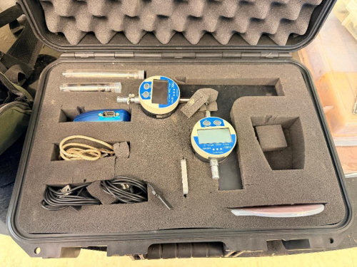(1) ASSORTED LOT OF DIGITAL PRESSURE GAUGES / TESTING INSTRUMENTS WITH HARD CASE
