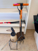 (1) ASSORTED LOT OF FISKARS & OTHER LAWN AND GARDEN TOOLS WITH SPRAYER