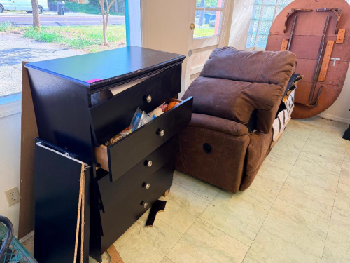 (1) ASSORTED LOT OF HOME FURNITURE INCLUDING DRESSER, RECLINER & FOLDING TABLE