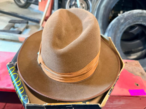 (1) VINTAGE FEDORA-STYLE FELT HAT WITH BOX