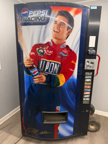 VINTAGE SODA VENDING MACHINE