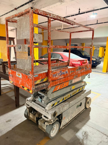 ELECTRIC SKYJACK SISSOR LIFT