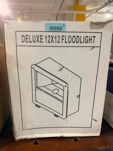(1) DELUXE FLOODLIGHT FIXTURE