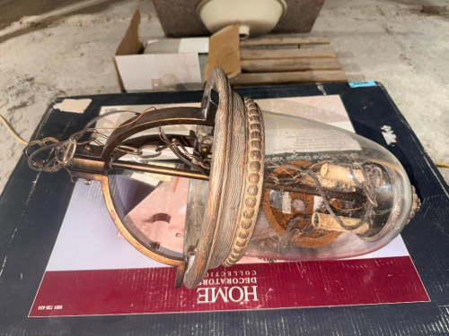 (1) DECORATIVE GLASS CEILING LIGHT FIXTURE