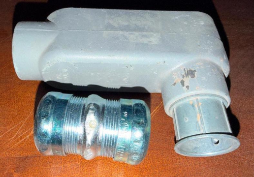 (1) ASSORTED LOT OF METAL ELECTRICAL CONDUIT FITTINGS