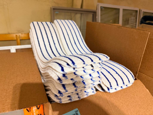(1) ASSORTED LOT OF WHITE & BLUE STRIPED CLEANING MOP PADS