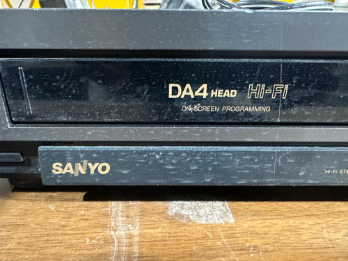 (1) SANYO DA4 HEAD HI-FI VHS VCR PLAYER
